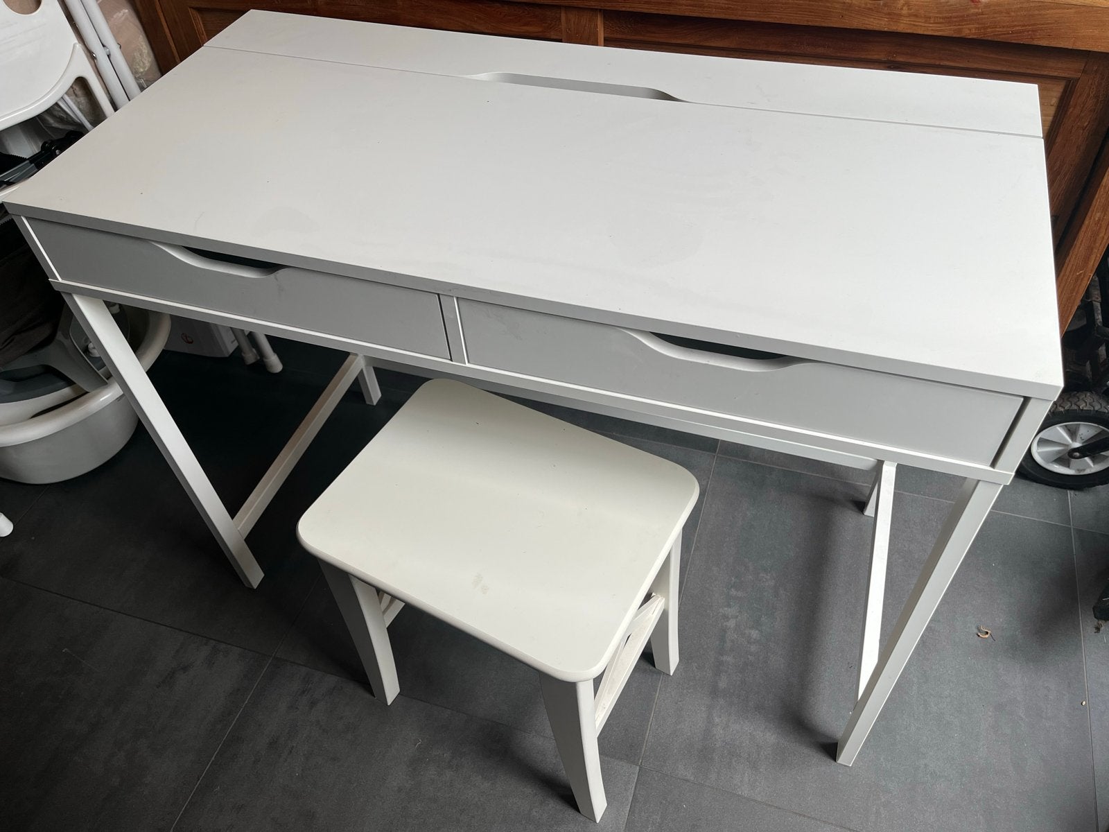 Ikea Wit bureau met lades en opbergvak, inclusief krukje, Huis en Inrichting, Tafels | Kaptafels, Ophalen of Verzenden, Gebruikt