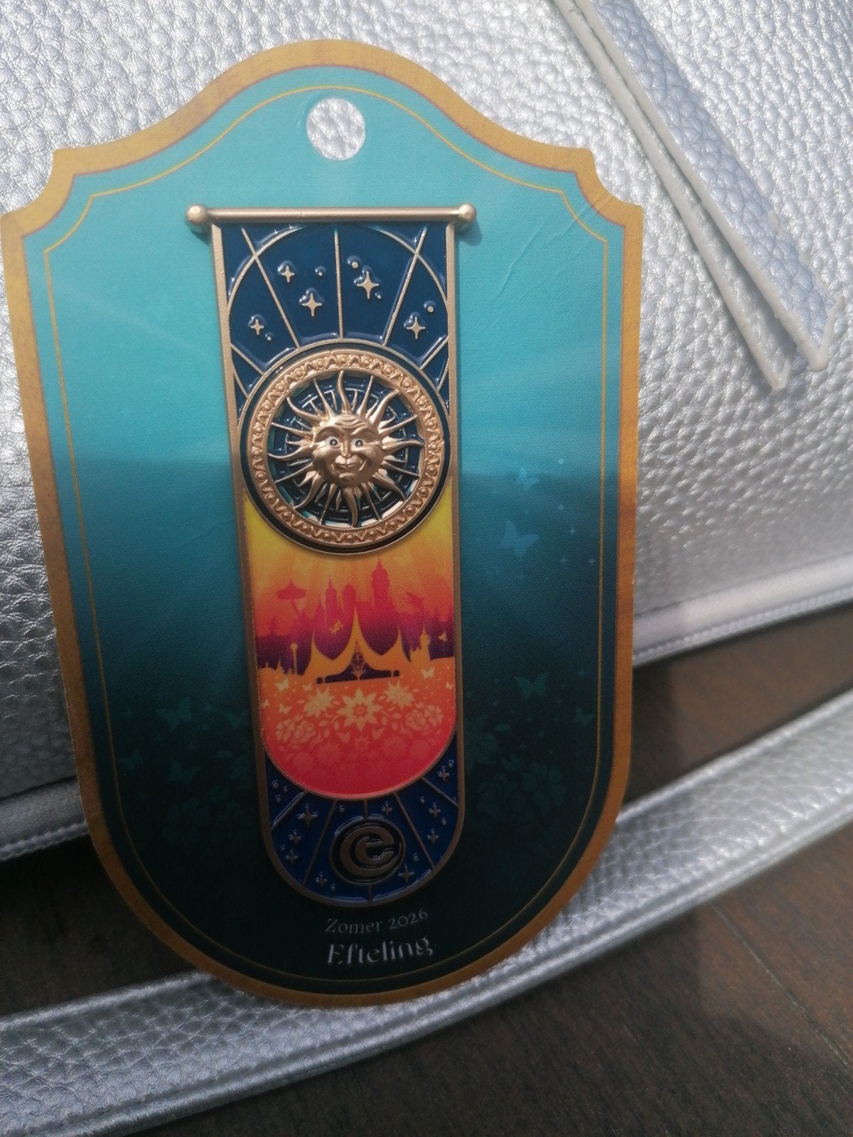 Efteling Zomer 2026 Pin  de laatste van de serie, Verzamelen, Efteling, Ophalen of Verzenden, Nieuw, Button of Speldje