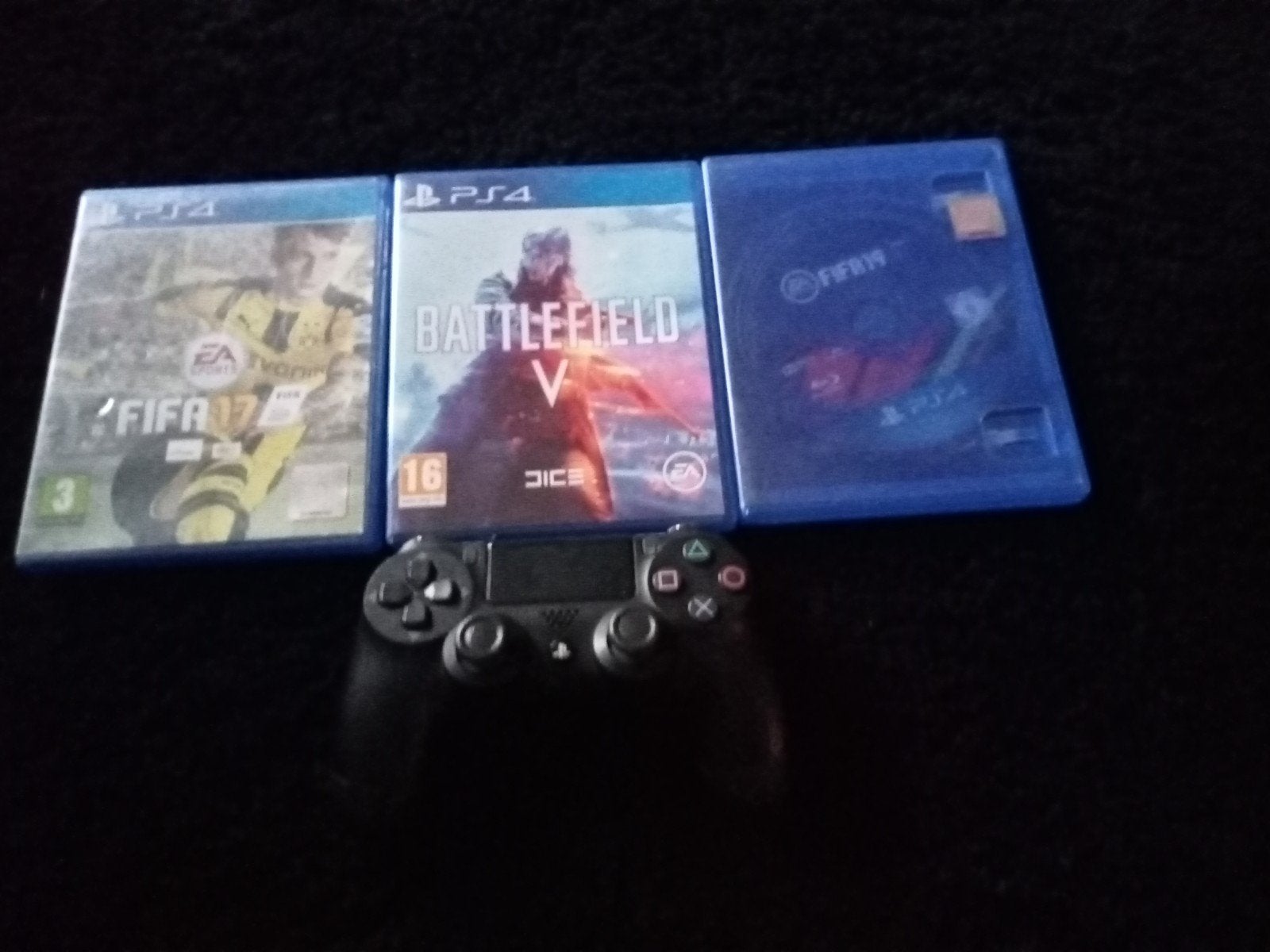 PS4 Spellen (FIFA 17, FIFA 19, Battlefield V) + Controller, Gebruikt, 2 spelers, Ophalen of Verzenden, Eén computer
