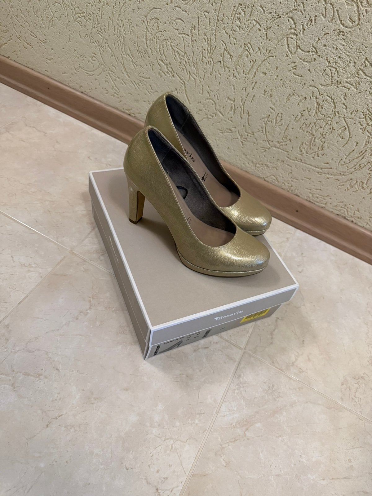 Mooie tamaris pumps. Kleur goud.maat 37., Ophalen of Verzenden, Zo goed als nieuw, Overige kleuren