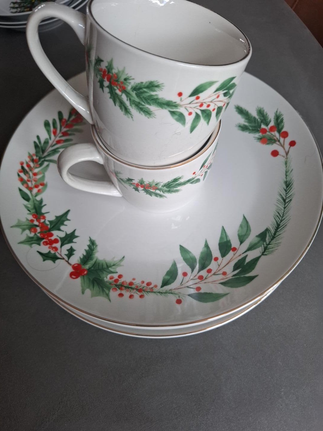 AH kerstservies 2021 – 4 dinerborden + 2 mokken, Ophalen, Zo goed als nieuw, Porselein, Overige stijlen