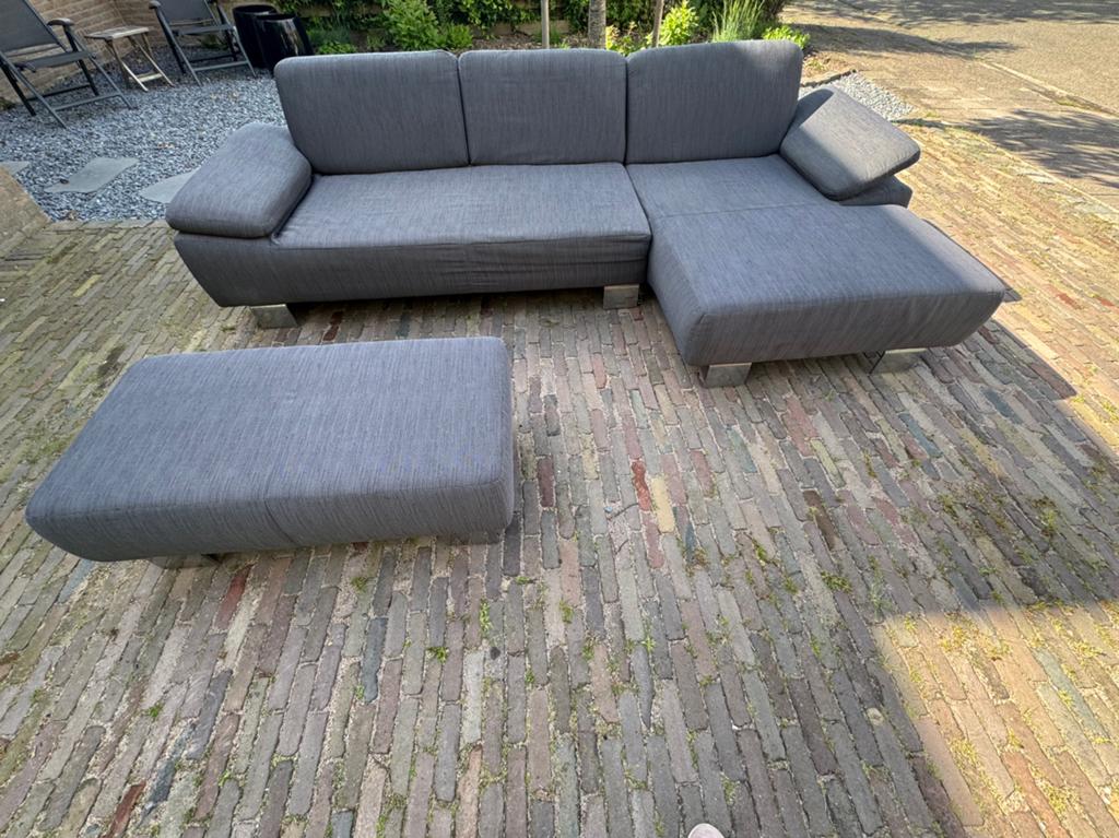 Grijze bank, W. Schillig,  met lounge deel en hocker., Huis en Inrichting, Ophalen, 250 tot 300 cm, Gebruikt, Driepersoons
