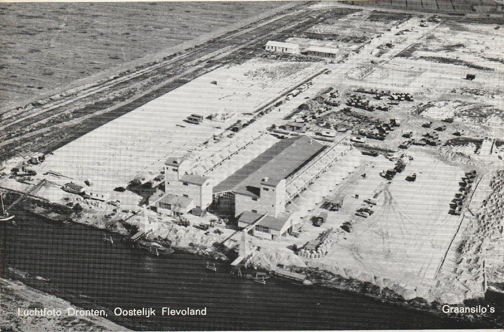 Flevoland  Luchtfoto van  Graansilo,s, Ophalen of Verzenden, 1940 tot 1960, Ongelopen, Flevoland