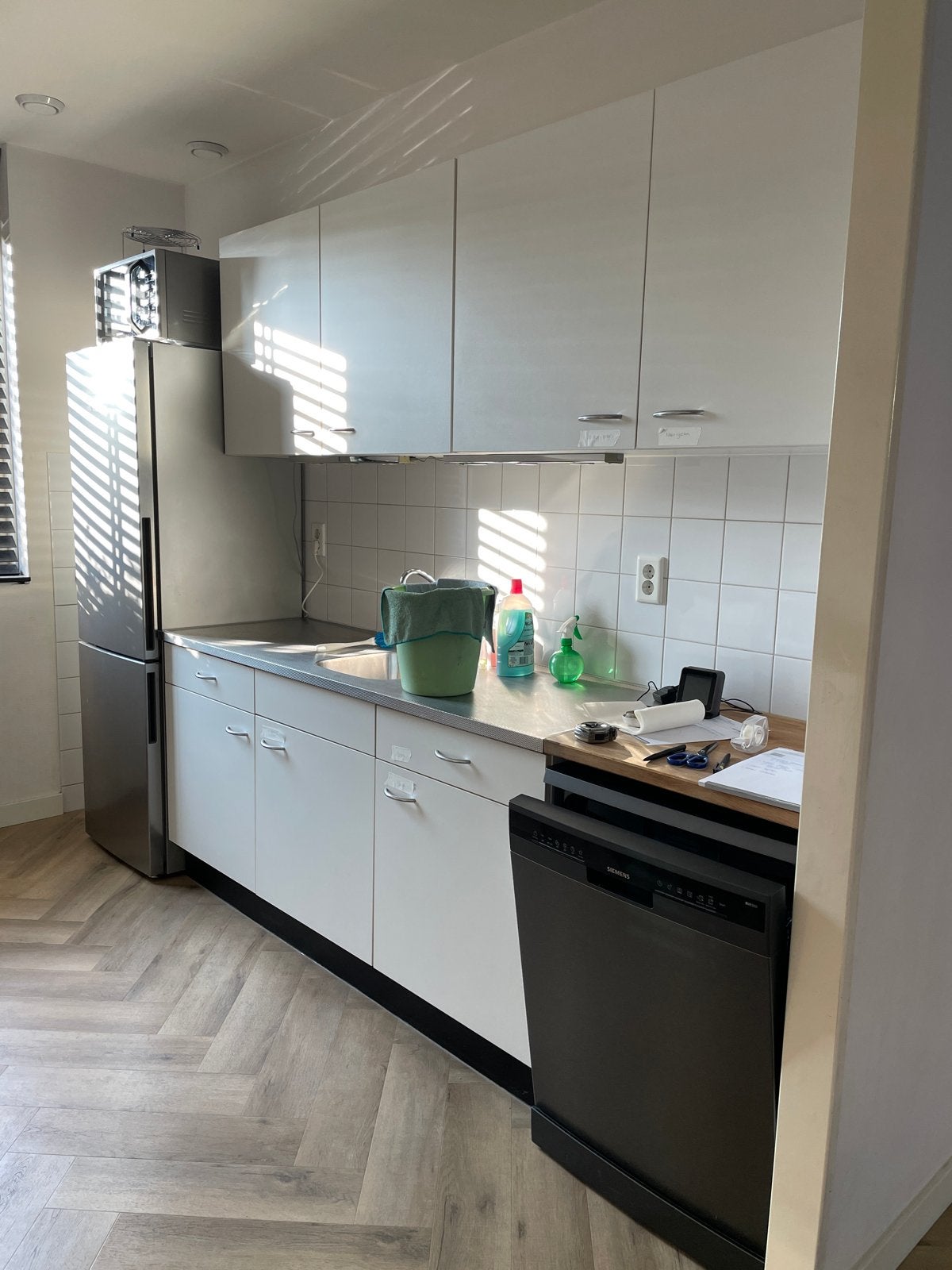 Witte keuken met aanrechtblad en kraan, Ophalen, Gebruikt, Wit, Enkelwandige keuken