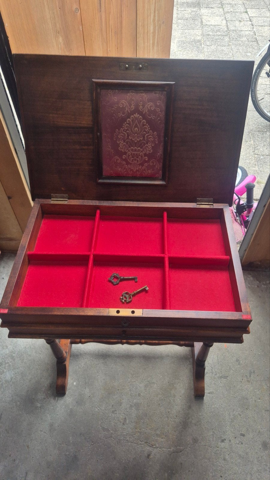 Antieke houten juwelendoos/naaitafel met fluwelen interieur, Ophalen