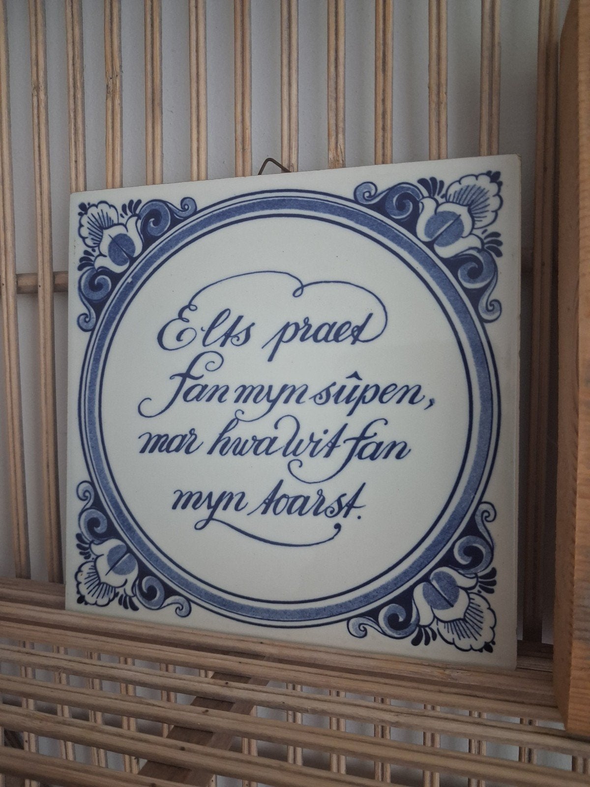 Tegeltje met Friese spreuk - Delfts blauw stijl, Ophalen of Verzenden