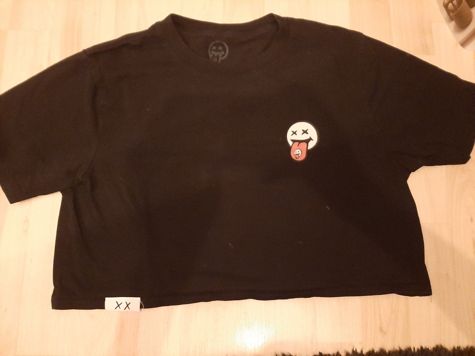 Officele Louis Tomlinson merch, zwarte croptop met smiley M, Maat 38/40 (M), Louis Tomlinson, Wit, Ophalen of Verzenden
