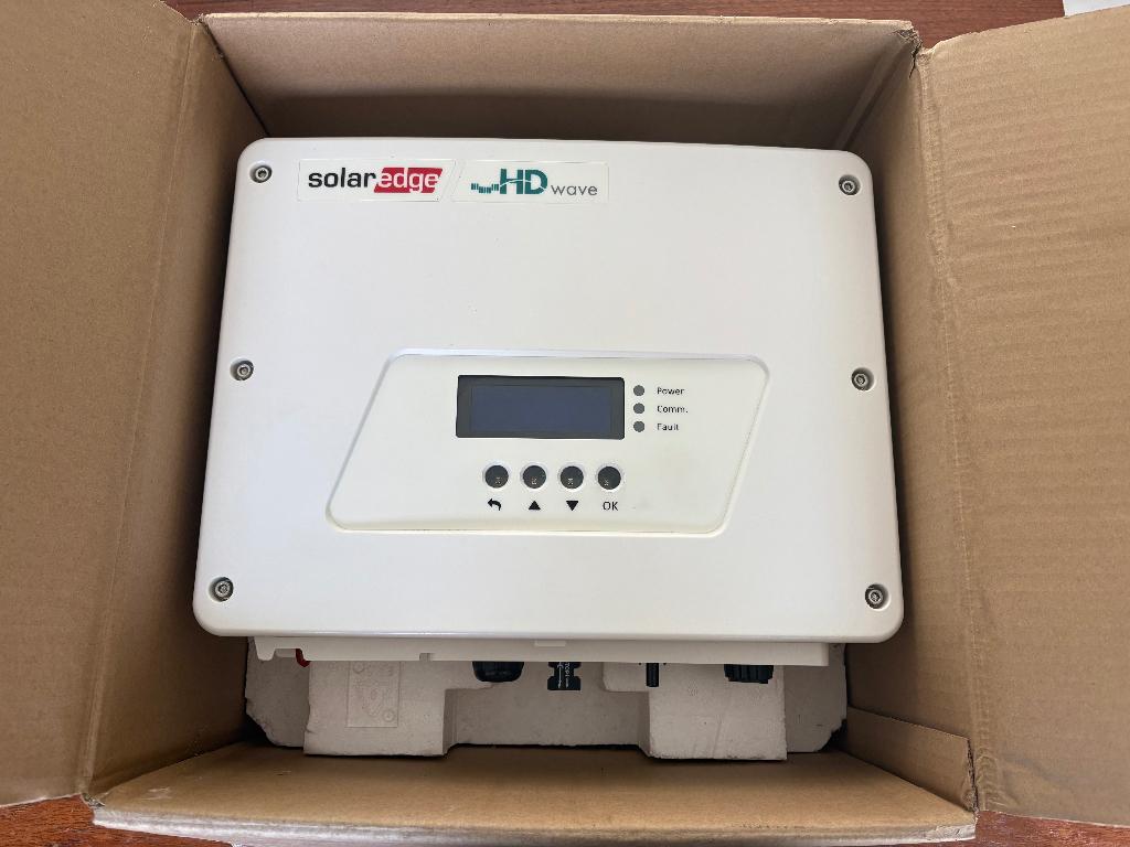 SolarEdge SE2200H omvormer met wifi - nieuw in doos, Ophalen of Verzenden, Zo goed als nieuw, Schakelaar