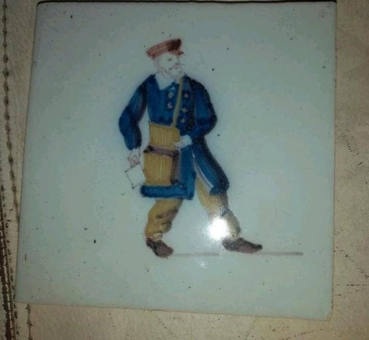 Antieke Delfts Blauw tegel met figuur, Ophalen of Verzenden