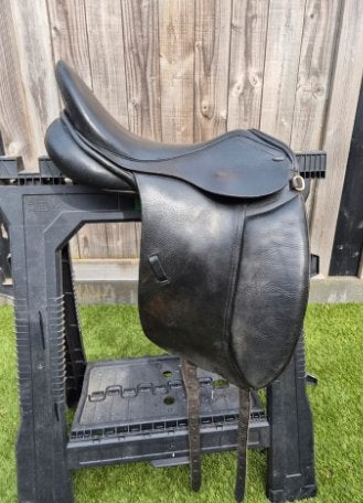 EuroRiding dressuurzadel 17,5 inch, Dieren en Toebehoren, L (17.5 inch), Gebruikt, Dressuur, Smal