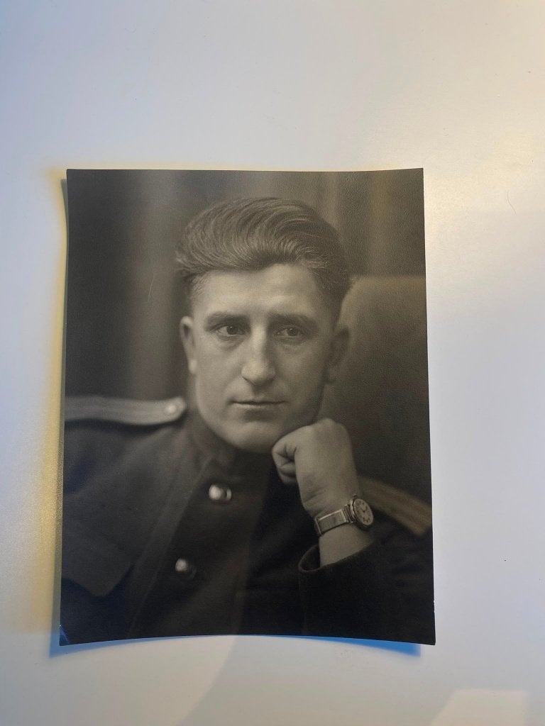 Sovjet Portretfoto WOII – Officier met Horloge, Foto, Ophalen of Verzenden, Zo goed als nieuw, Voor 1940