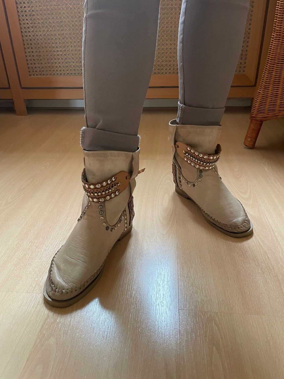 Karma of Charme lederen enkellaarzen, beige met studs, mt 37, Beige, Lage of Enkellaarzen, Ophalen of Verzenden, Zo goed als nieuw