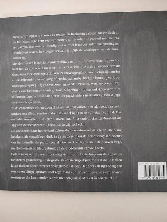Tussen deur en bovenlicht / Zaanse deurkalven van 1592 tot h, Boeken, Ophalen of Verzenden, 15e en 16e eeuw, Zo goed als nieuw