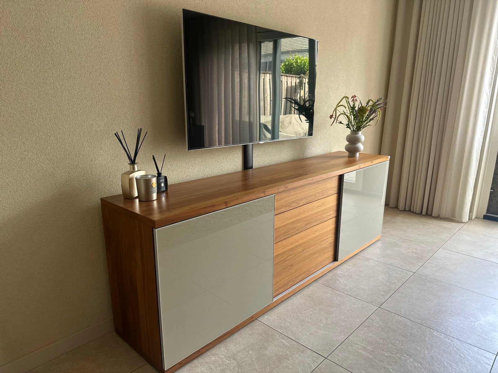 Huelsta noten dressoir/ tvmeubel 225 br/75 h/47 diep, Huis en Inrichting, Ophalen, Zo goed als nieuw, 25 tot 50 cm, 200 cm of meer