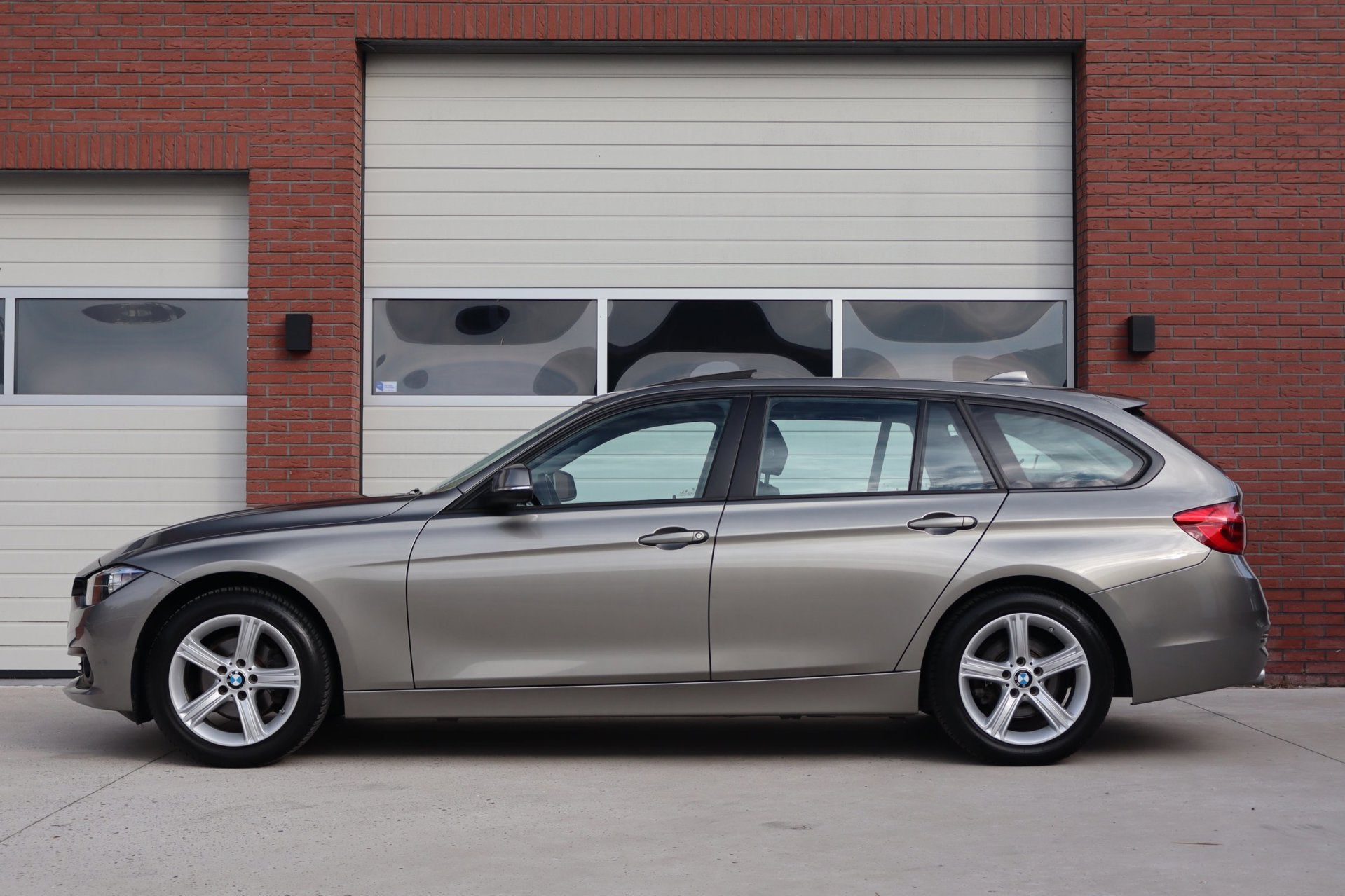 BMW 3-serie Touring 318i Panorama schuif- kantel dak - Afnee, Gebruikt, 1445 kg, Handgeschakeld, 19 km/l