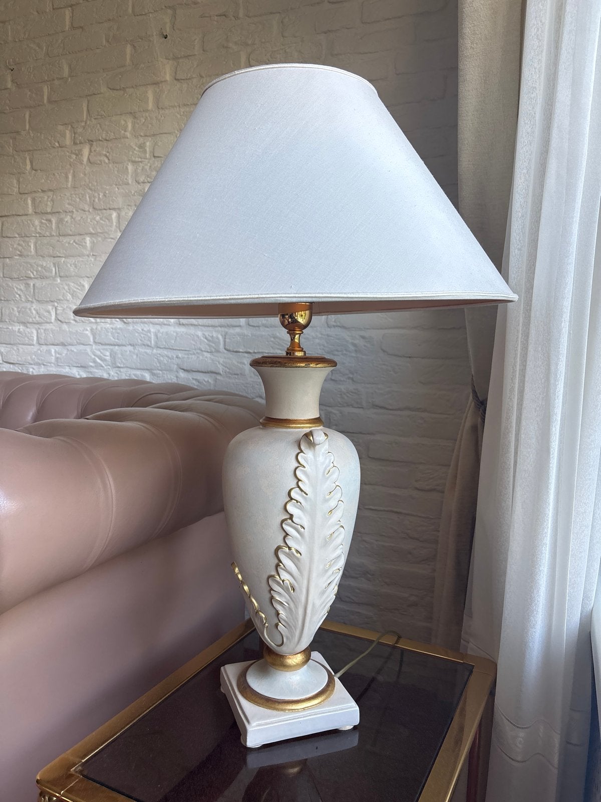 Klassieke tafellamp met gouden details en witte kap, Ophalen, Keramiek, Wit, Zo goed als nieuw