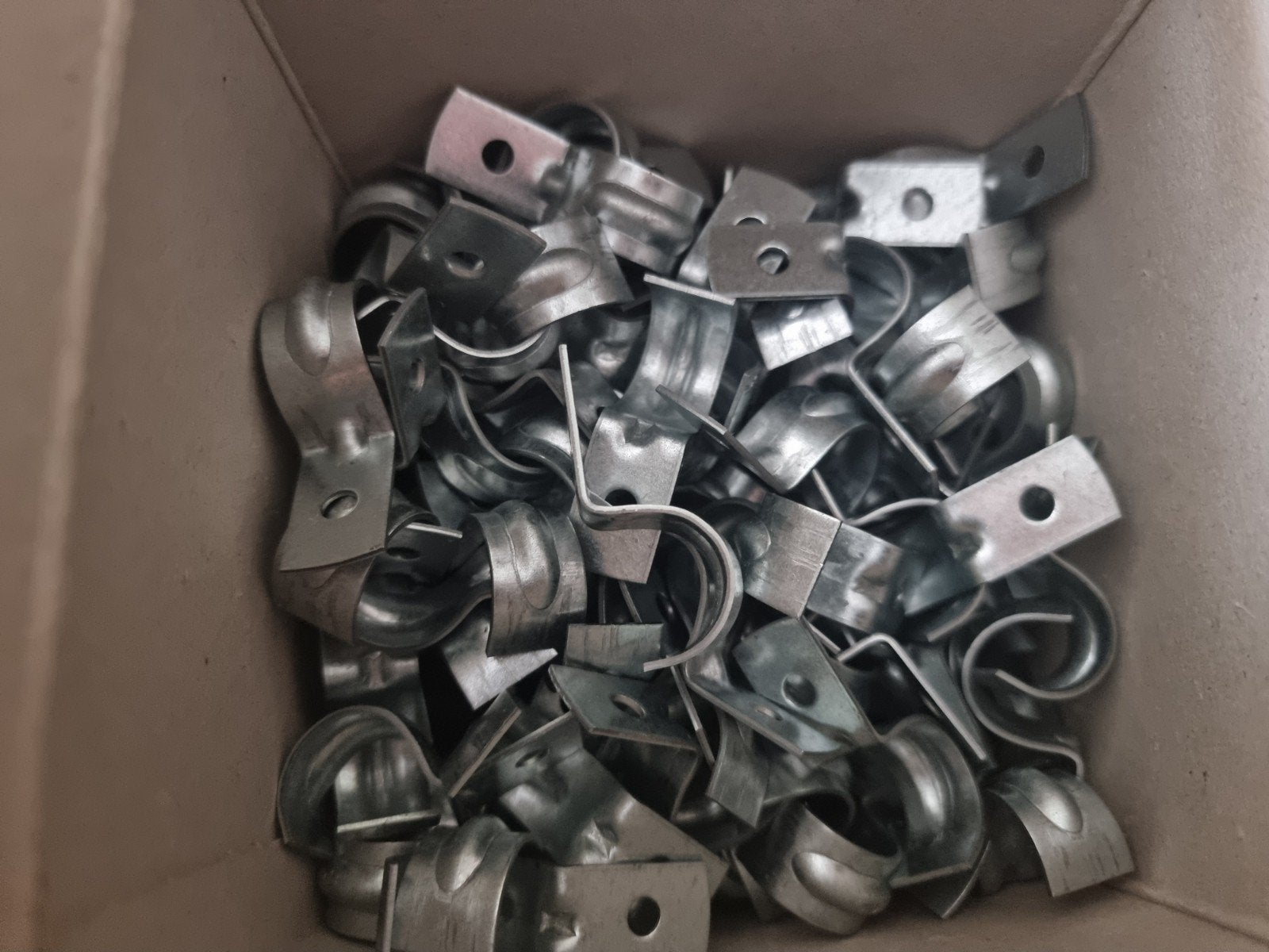 Partij 1800 stuks metalen buiszadels 20 mm verzinkt – nieuw, Ophalen of Verzenden, Nieuw