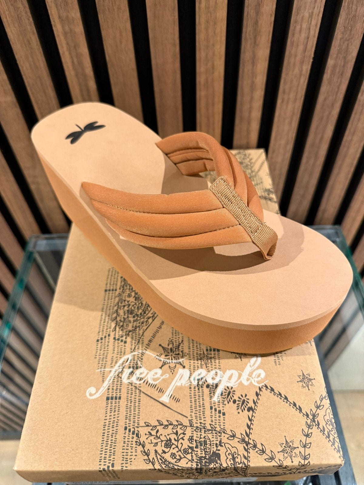 Free People Poolside Wedge Thong Slippers Maat 9.5, Ophalen of Verzenden, Nieuw, Beige, Slippers