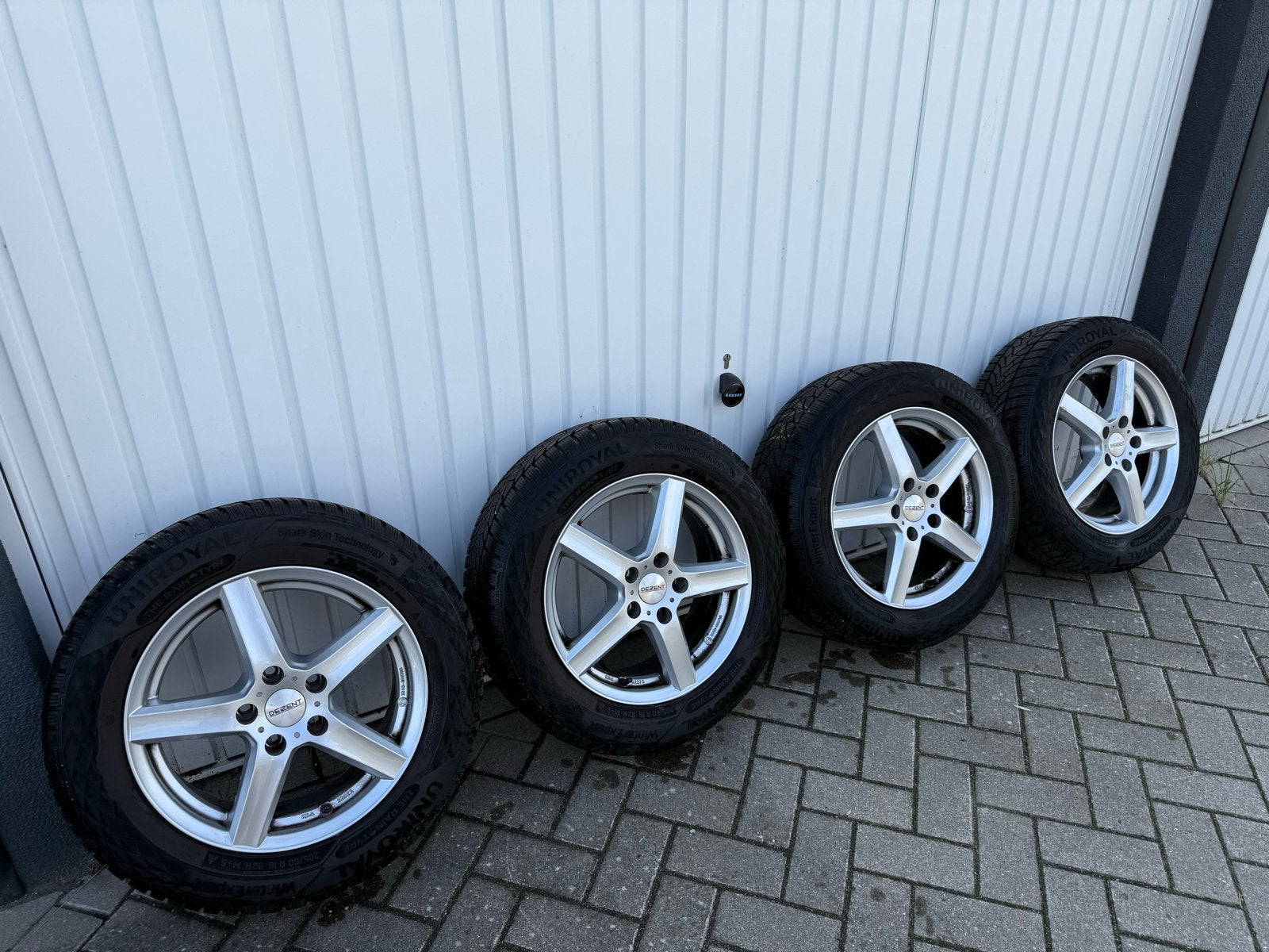 Dezent TY Uniroyal winterbanden 205/60 R16 5x112 ET46 VAG, Auto-onderdelen, Ophalen, Gebruikt, 16 inch, Banden en Velgen