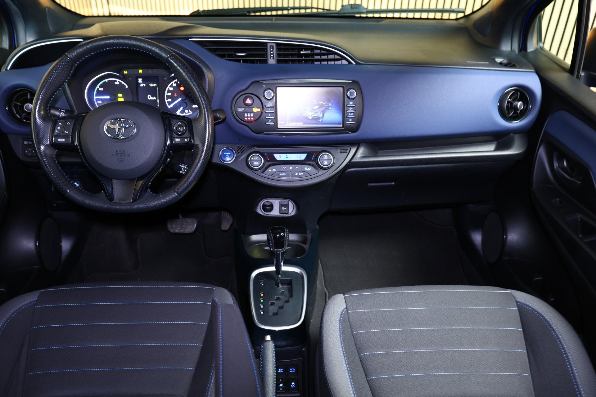 Toyota Yaris 1.5 Hybrid Bi-Tone Plus AUTOM CLIMA CAMERA LANE, Gebruikt, 4 cilinders, Blauw, Origineel Nederlands