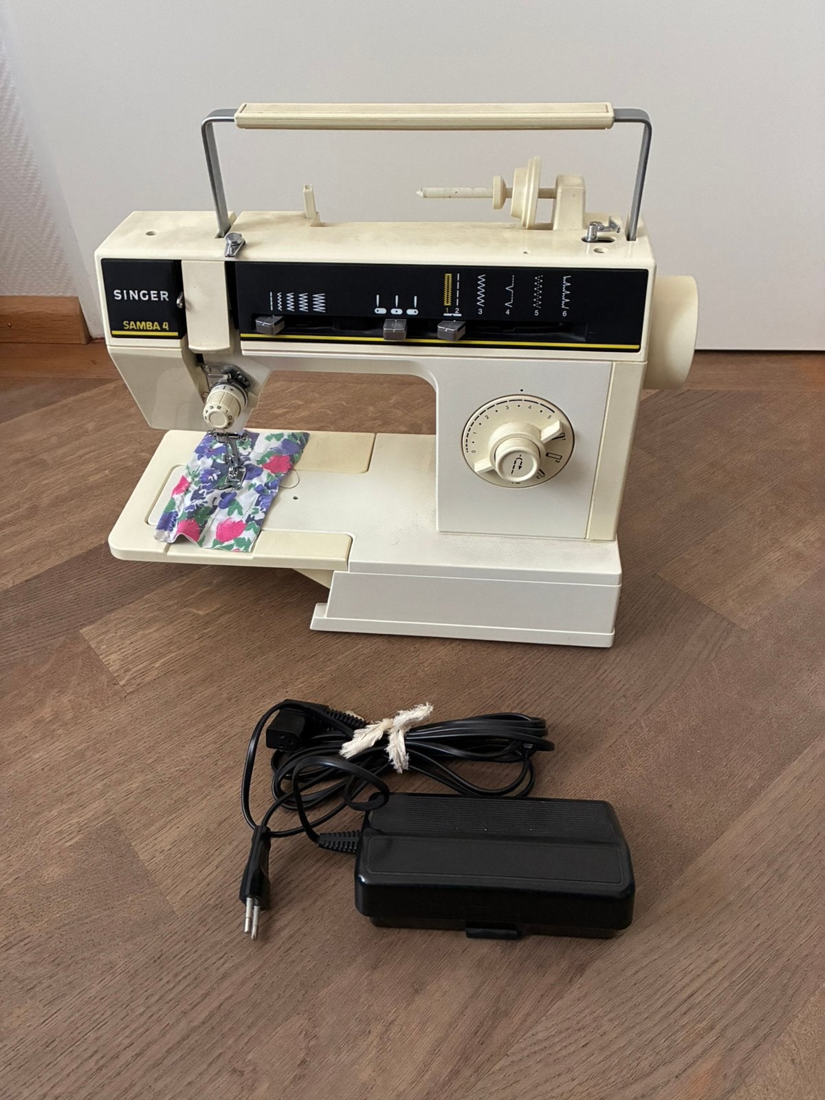 Singer Naaimachine Samba 4. Model 6212C met beschermhoes, Ophalen, Zo goed als nieuw, Naaimachine, Singer