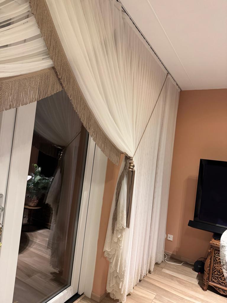 Luxe gordijnen set - Crème met gouden details-510*260, Huis en Inrichting, Stoffering | Gordijnen en Lamellen, Ophalen of Verzenden