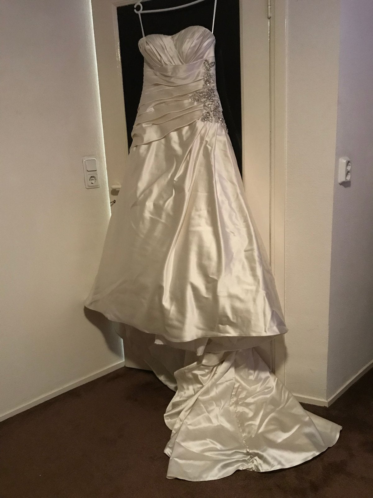 Elegante trouwjurk met bolero en strass details, Ophalen of Verzenden, Zo goed als nieuw, Overige kleuren, Trouwjurk