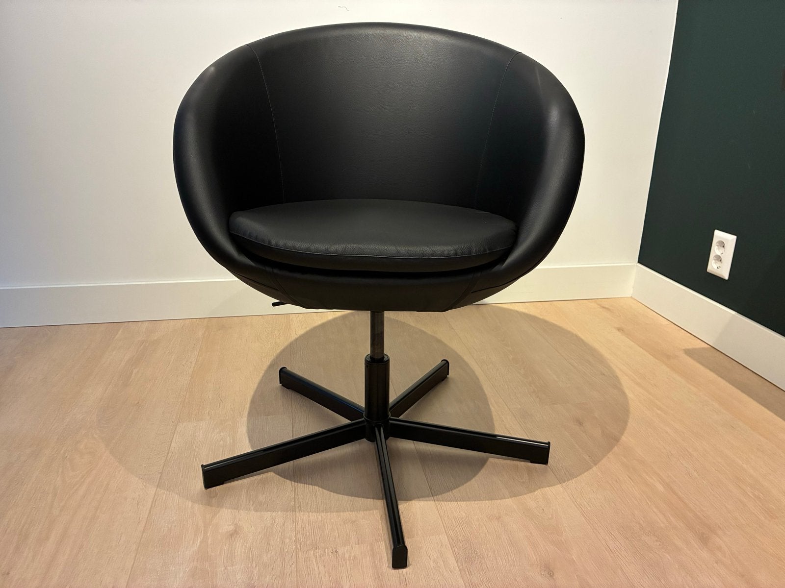 Zwarte draaibare fauteuil met metalen onderstel, Ophalen, Gebruikt, Zwart, Leer