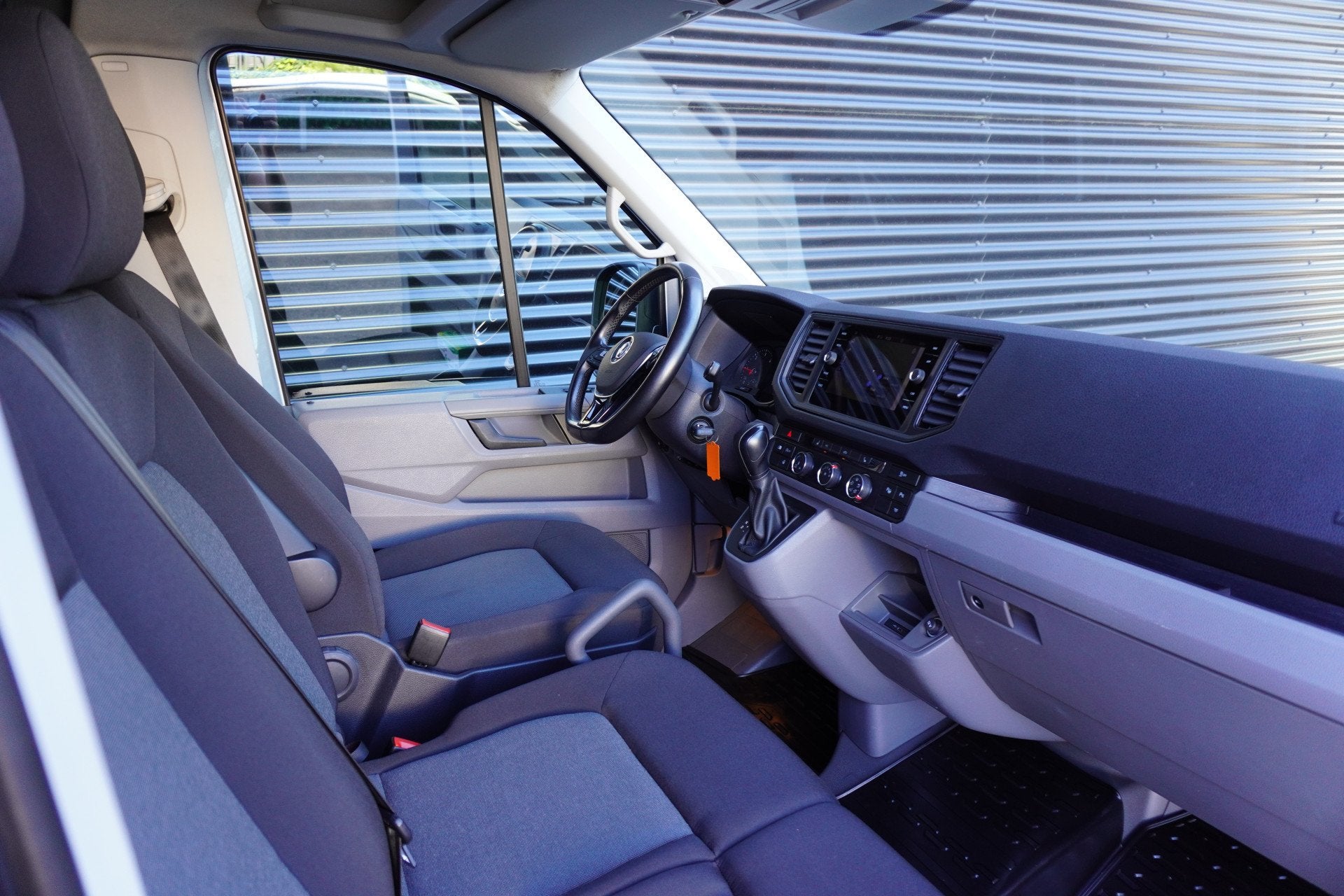 Volkswagen Crafter 180pk Automaat L3H3/L2H2 Two-Tone LED Nav, Auto's, Bestelauto's, Gebruikt, 4 cilinders, Volkswagen, 11 km/l