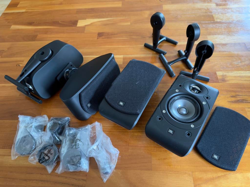 JBL Surround Speakerset met Muurbeugels en Statieven, Gebruikt, JBL, Ophalen of Verzenden, Minder dan 60 watt