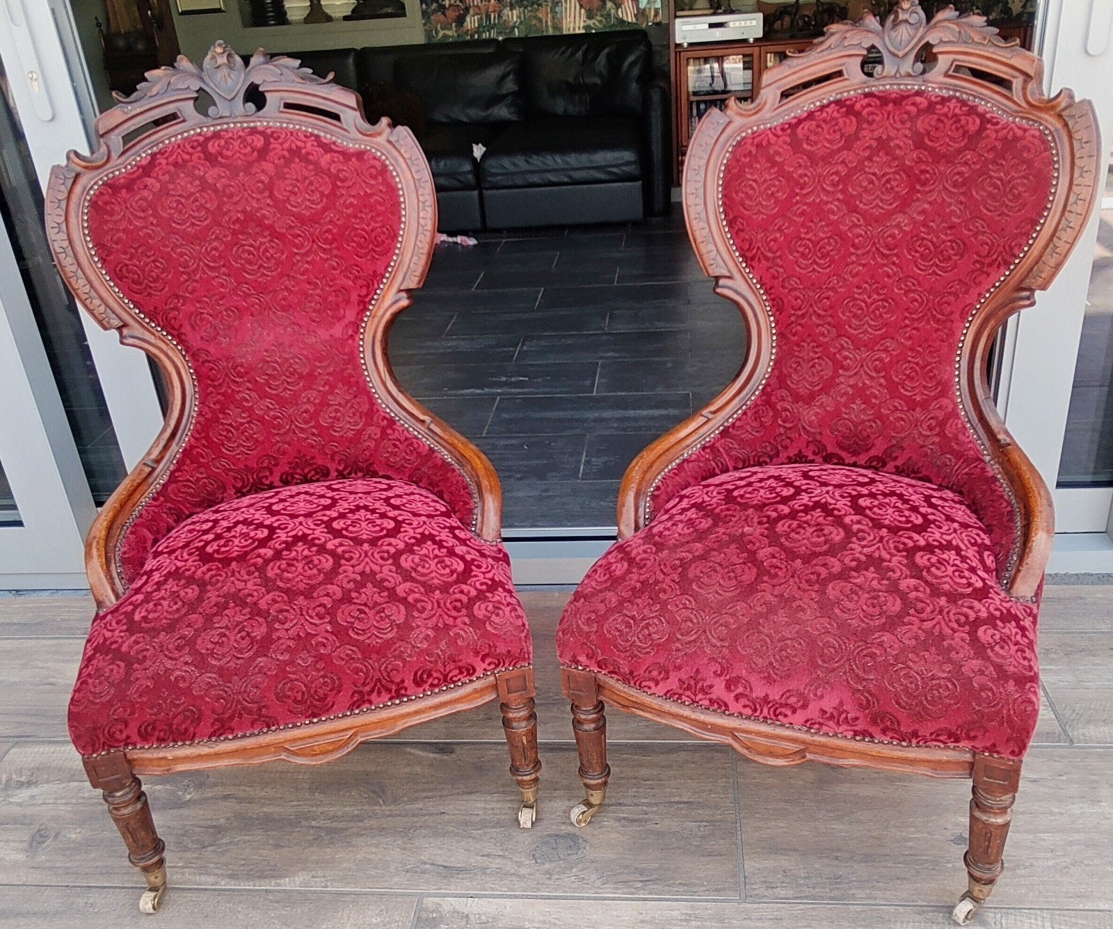 Twee antieke stoelen, Ophalen