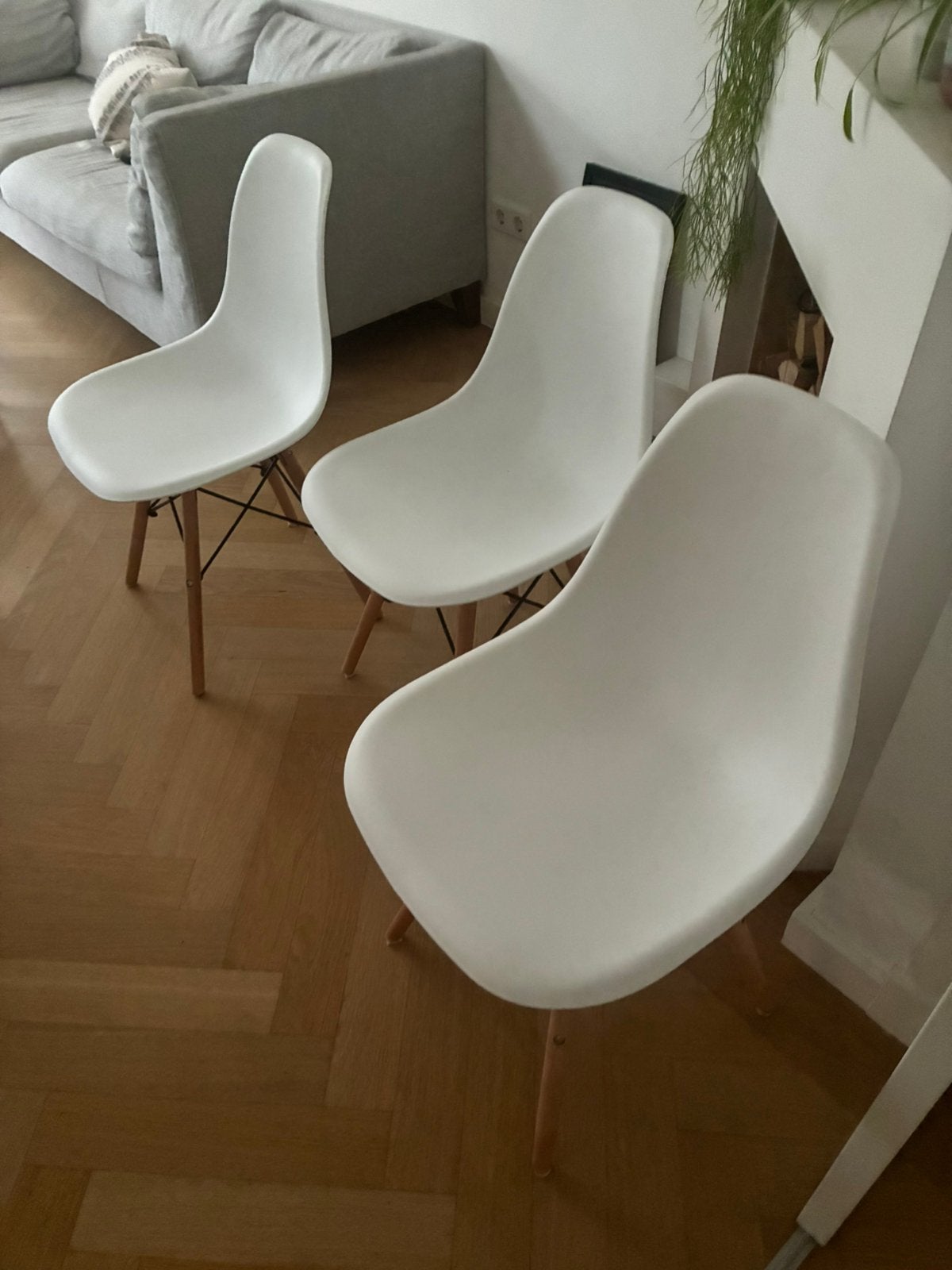 3 Witte eetkamerstoelen, Eames kopie, Ophalen, Zo goed als nieuw, Wit, Vier