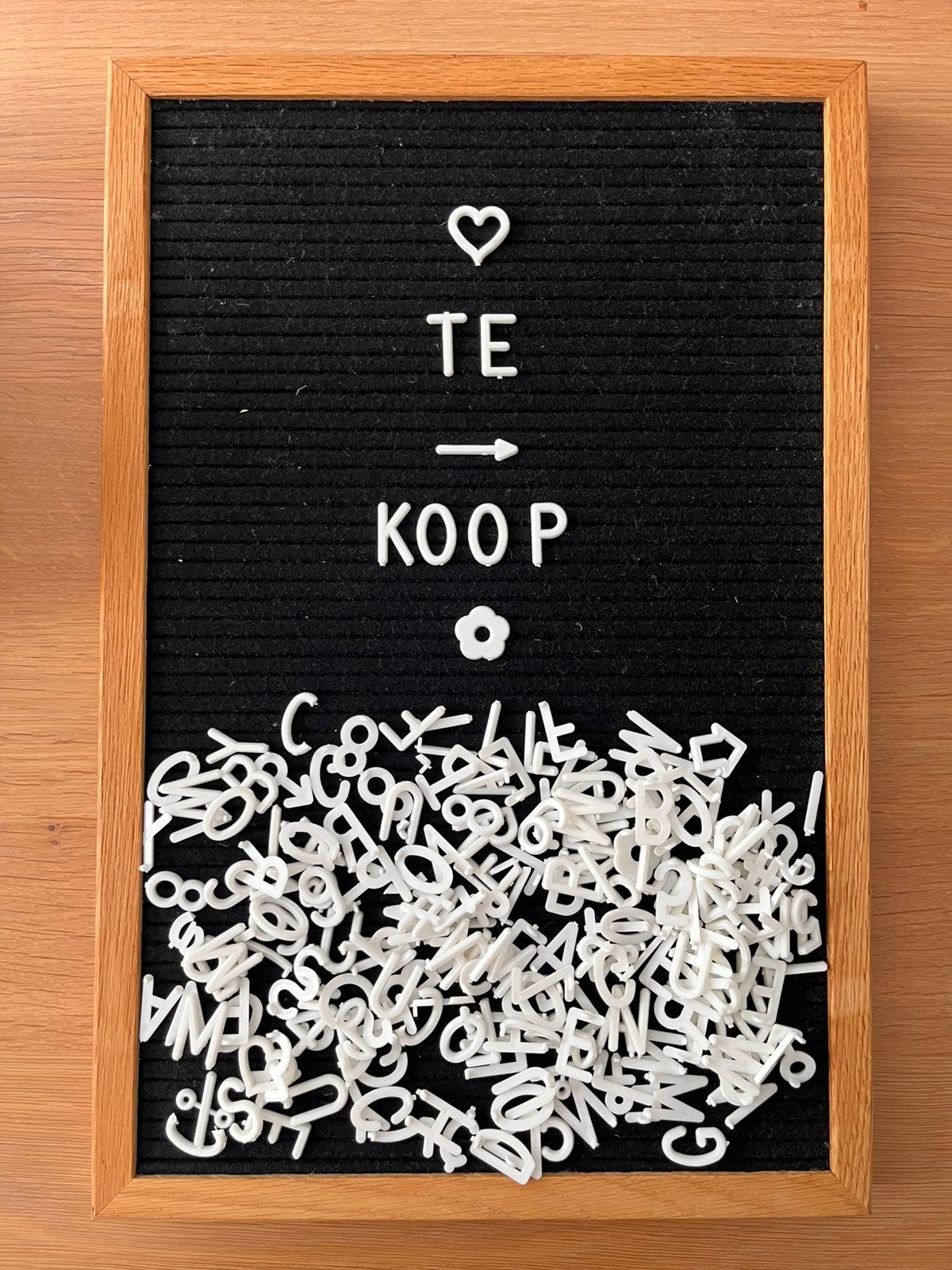 Letterbord vilt zwart met hout incl letters, cijfers etc, Ophalen of Verzenden, Zo goed als nieuw, Overige typen