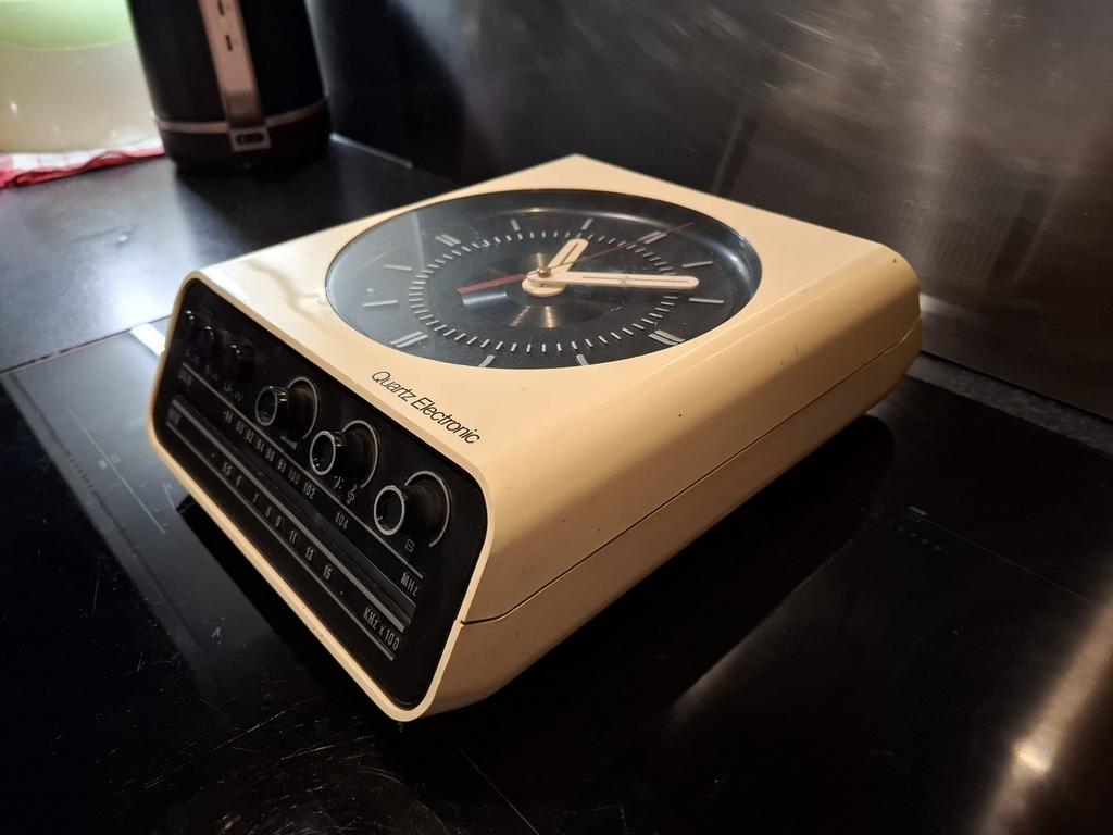 SPACE AGE VINTAGE RETRO WERKEND EUROPHONE RADIO KLOK MUUR, Ophalen of Verzenden