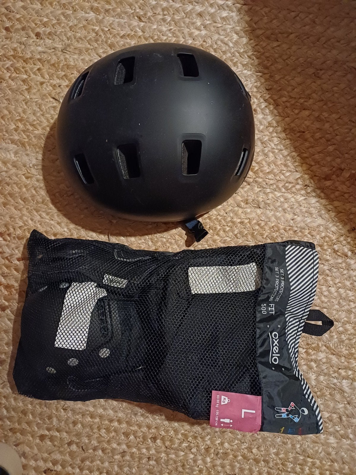 Zwarte helm + NIEUWE Oxelo beschermset maat L, Sport en Fitness, Ophalen of Verzenden, Nieuw, Helm of Bescherming