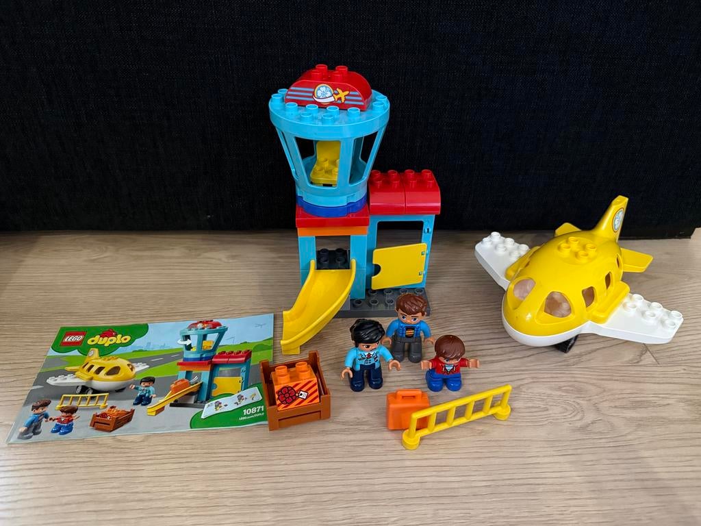 Lego Duplo Vliegveld (10871) met vliegtuig en figuren, Overige thema's, Ophalen of Verzenden, Zo goed als nieuw, Compleet