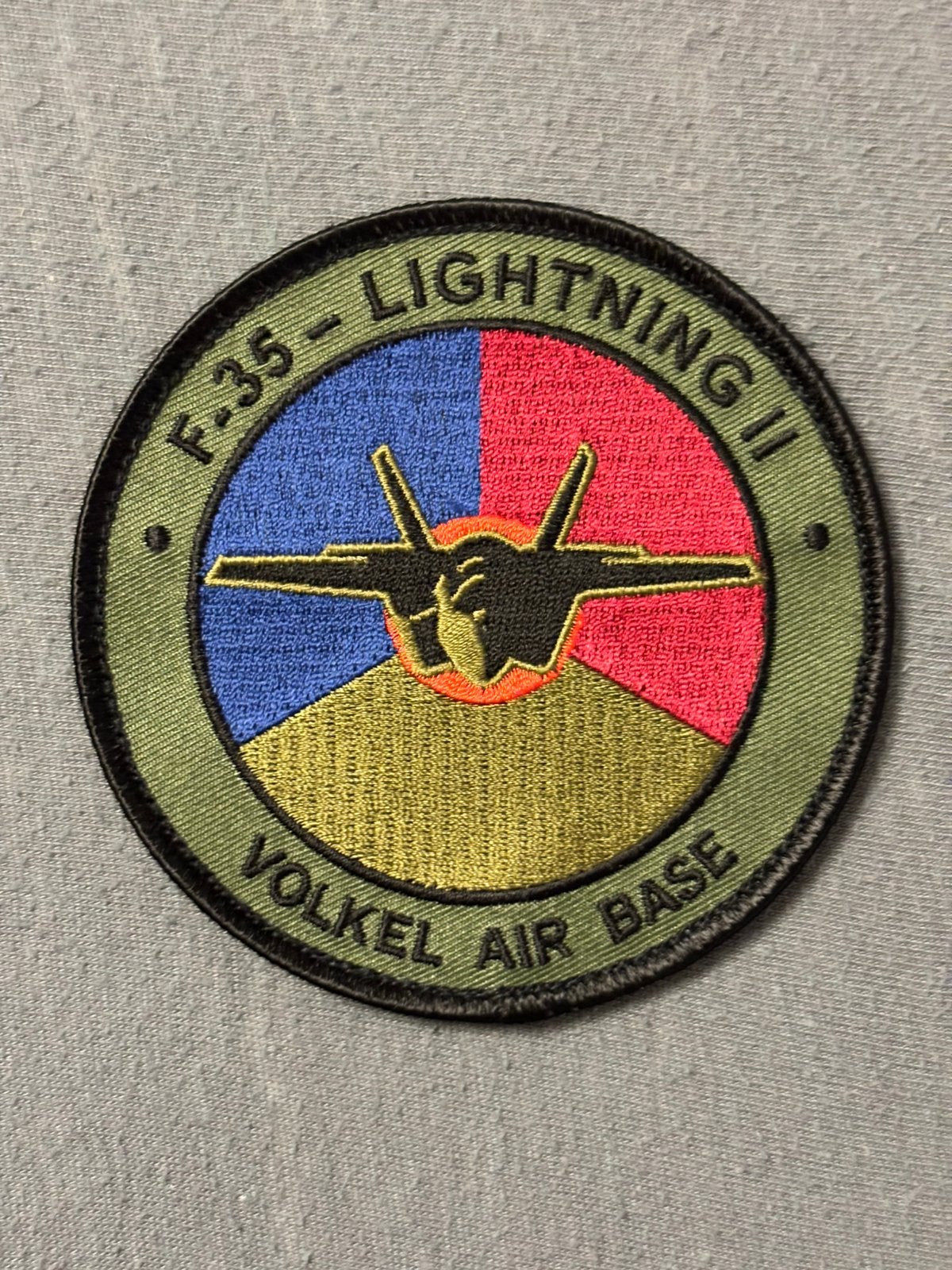 Embleem F-35 lightning volkel AB, Verzamelen, Verzenden, Luchtmacht, Nederland, Embleem of Badge