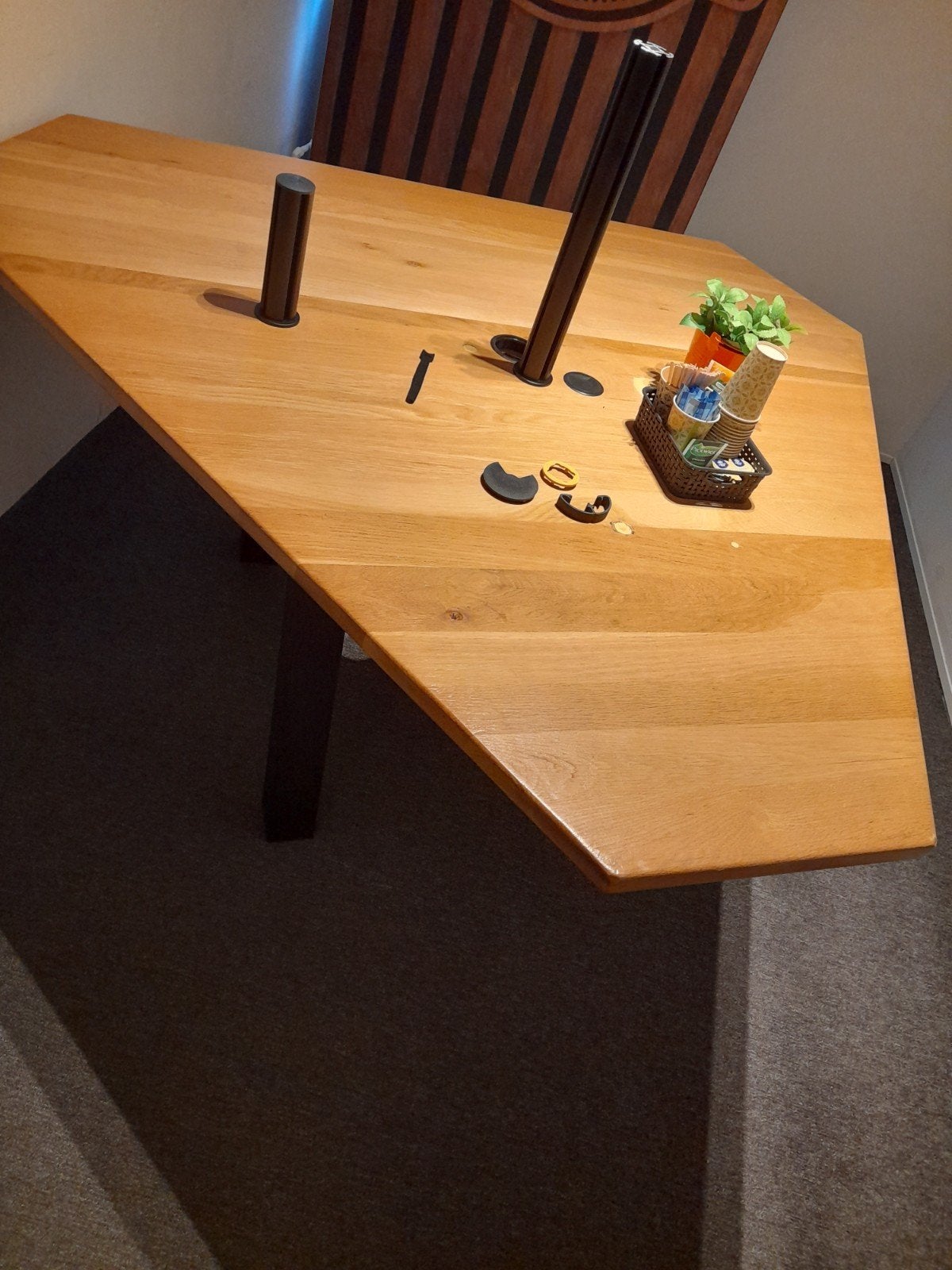 Driehoekige tafel met zware poten - Gratis af te halen, Ophalen, Gebruikt, Overige vormen, Overige houtsoorten
