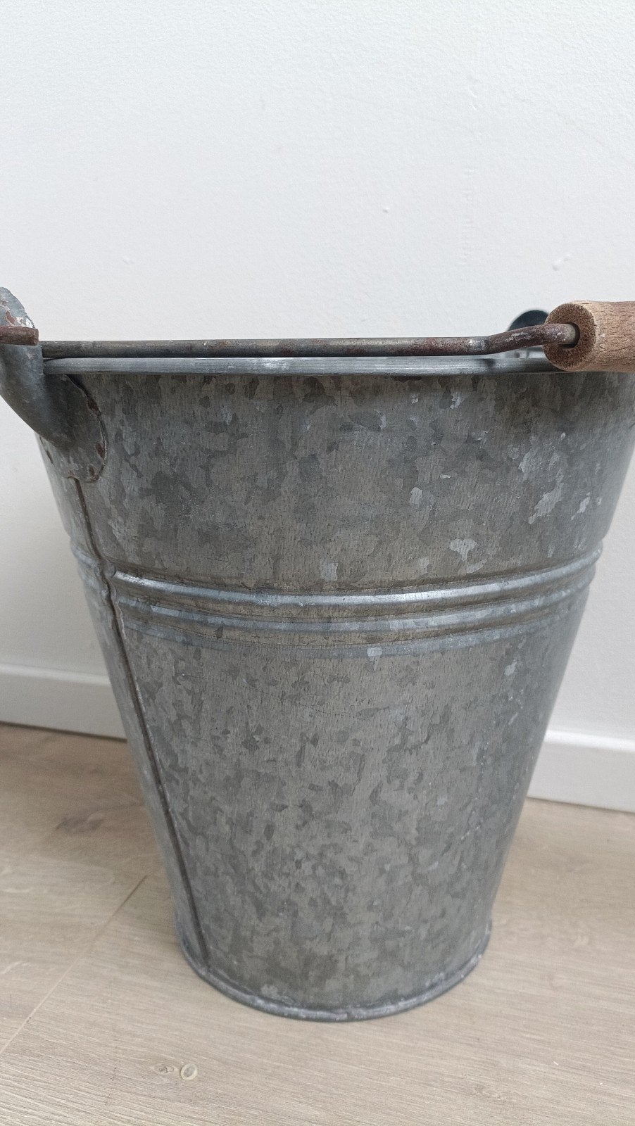 Oude zinken emmer met houten handgreep - decoratief, Ophalen of Verzenden