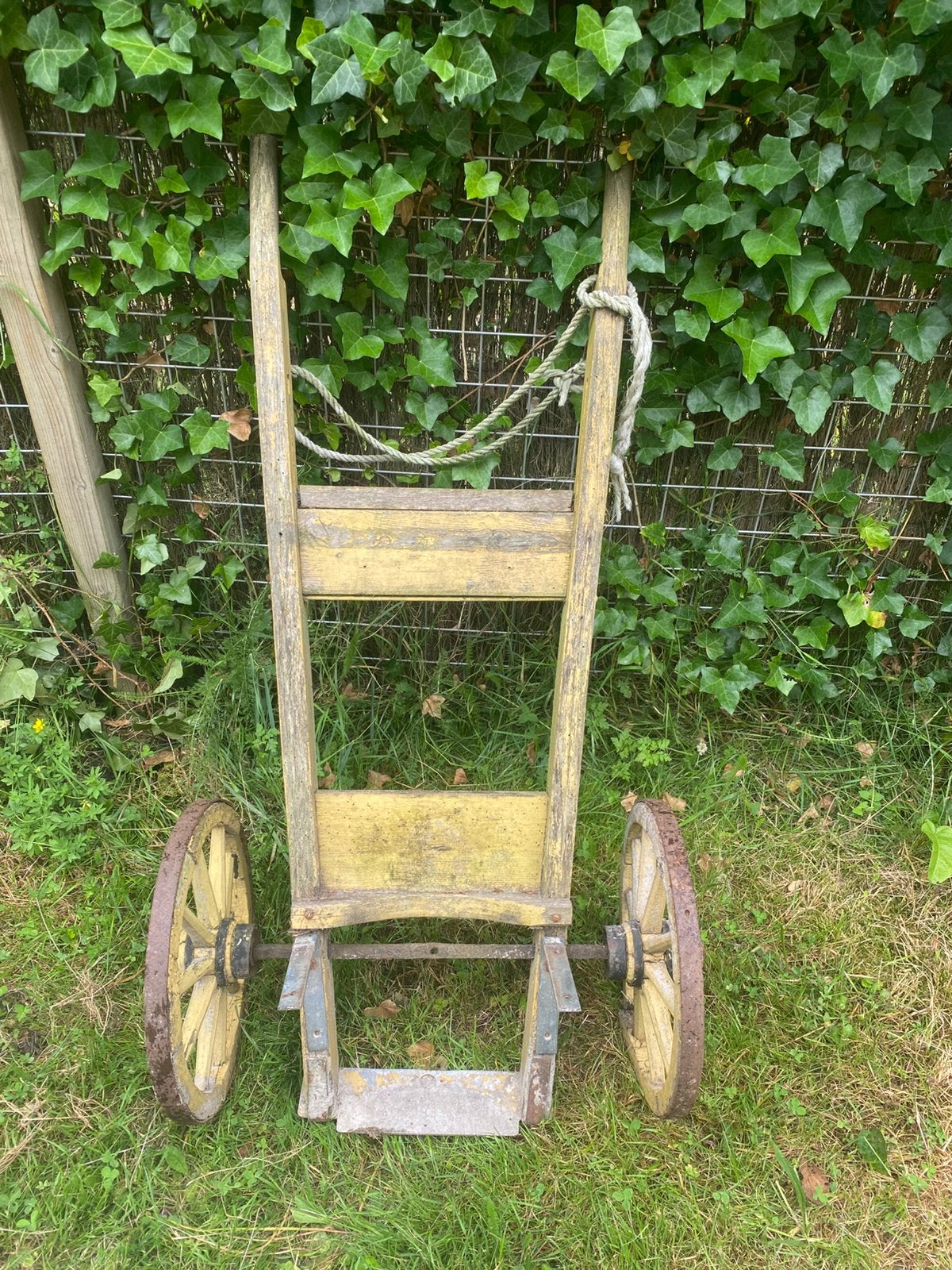 Ouderwetse Antieke vintage handkar voor de melkbus, Ophalen