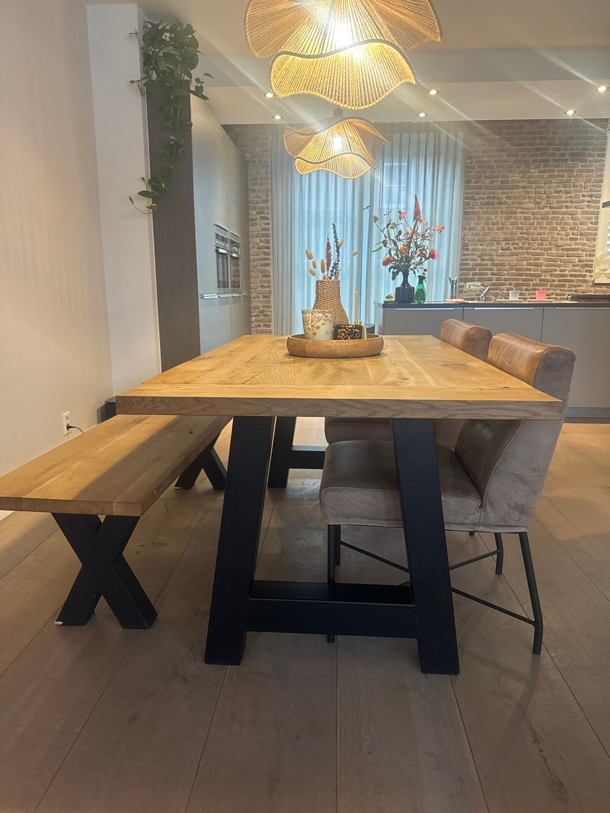 Eikenhouten eettafel met stalen poten en bankje, Huis en Inrichting, Tafels | Eettafels, Ophalen, Gebruikt, Eikenhout, 50 tot 100 cm