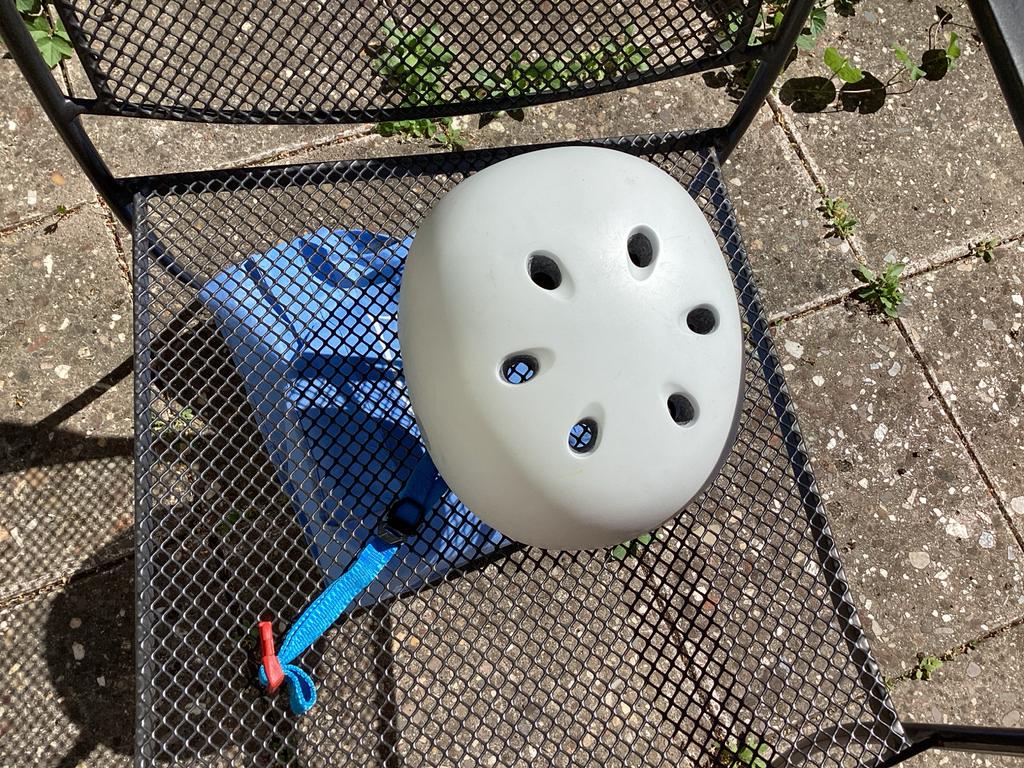 Witte kinderhelm voor fiets, skate of step, Fietsen en Brommers, Fietsaccessoires | Fietshelmen, Gebruikt, Jongen of Meisje, Overige maten