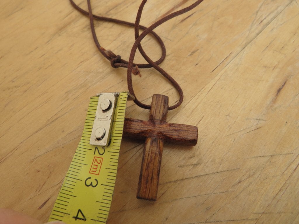 houten kruisje aan koordje, Gebruikt, Bruin, Ophalen of Verzenden, Overige materialen