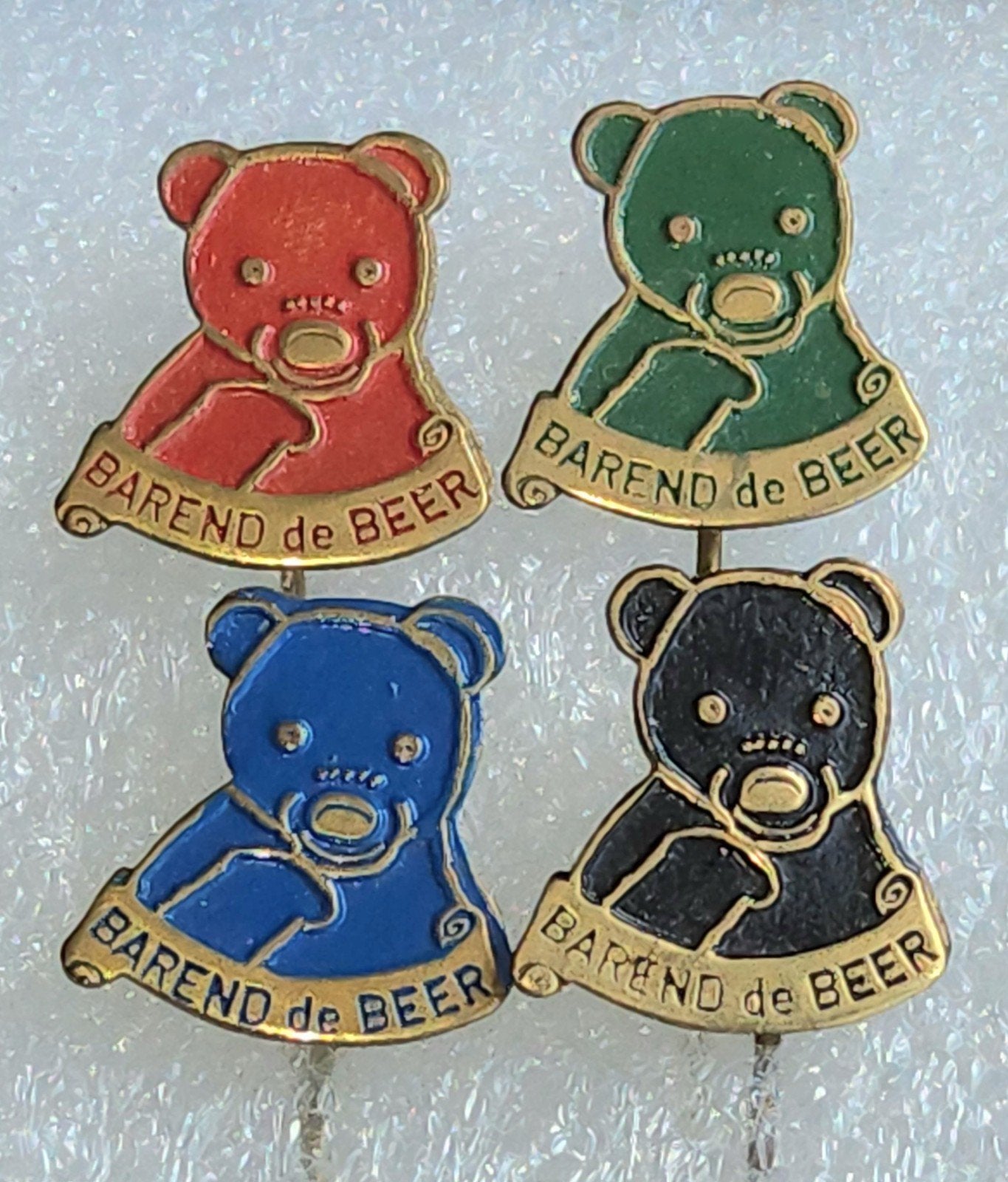 4 Speldjes Barend de Beer - Diverse Kleuren, Verzamelen, Speldjes, Pins en Buttons, Ophalen of Verzenden, Gebruikt, Overige onderwerpen