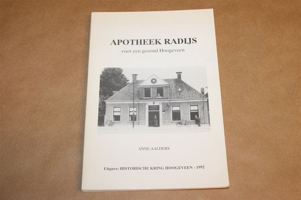 Apotheek Radijs — Geschiedenis Farmacie Hoogeveen, Ophalen of Verzenden, Gelezen