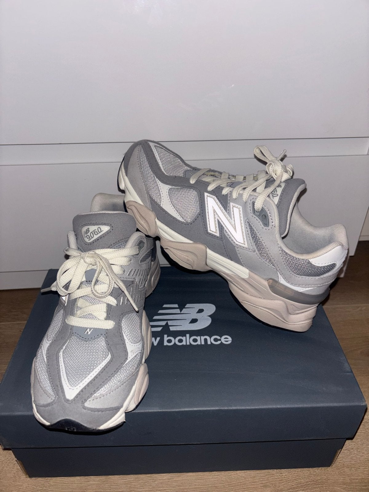 New Balance 9060 Sneakers Maat 38.5 - Zo goed als nieuw, Kleding | Dames, Schoenen, Ophalen of Verzenden, Zo goed als nieuw, Grijs