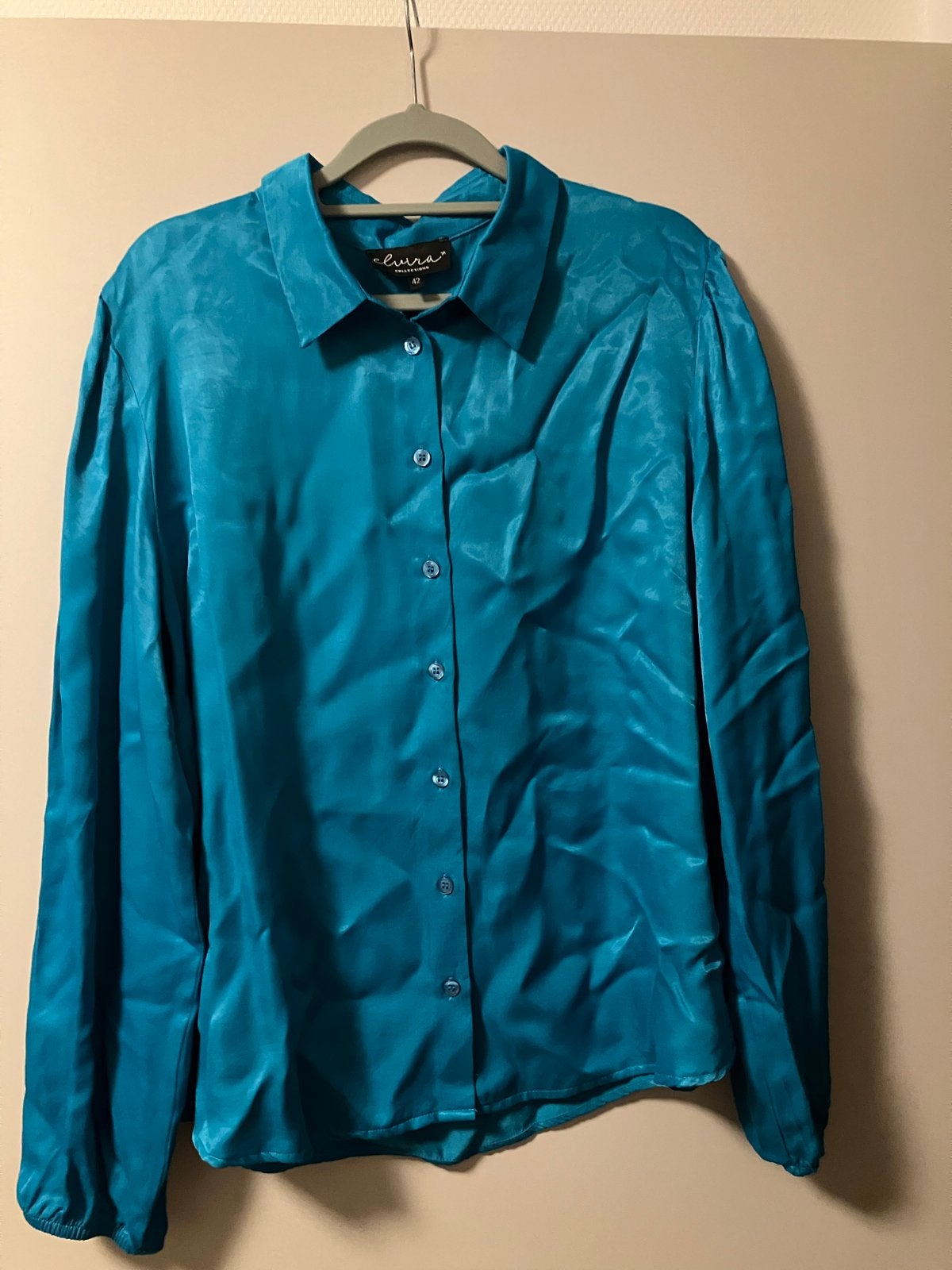 Elvira Collections -Satijnen Blouse- Maat 42-Aquablauw, Ophalen of Verzenden, Zo goed als nieuw, Maat 42/44 (L), Blauw