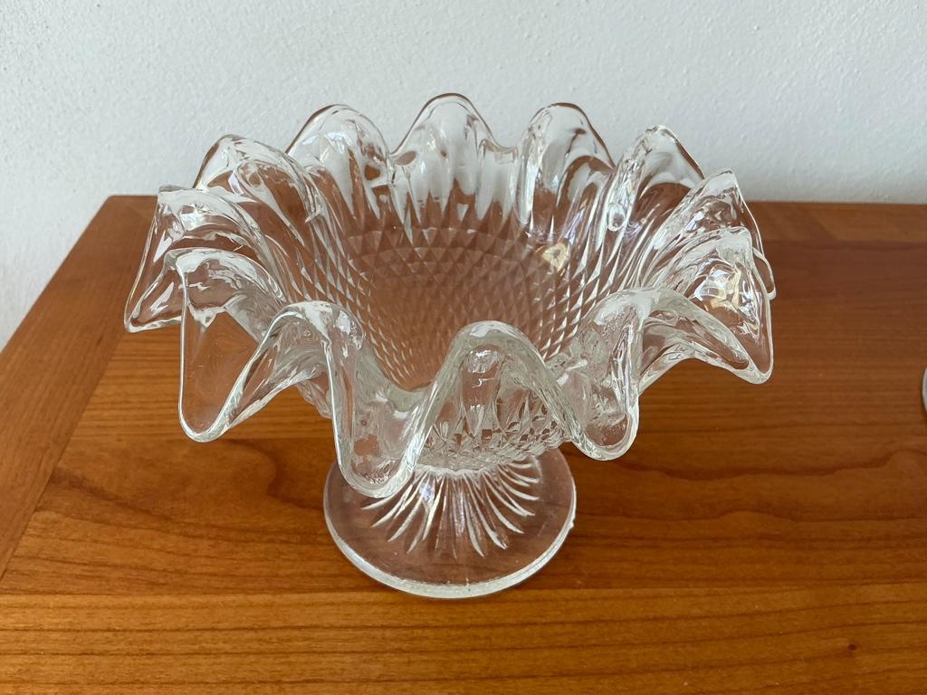 Schaal op voet, geperst glas. Gekartelde rand, jaren 30 (?), Antiek en Kunst, Antiek | Glas en Kristal, Ophalen of Verzenden