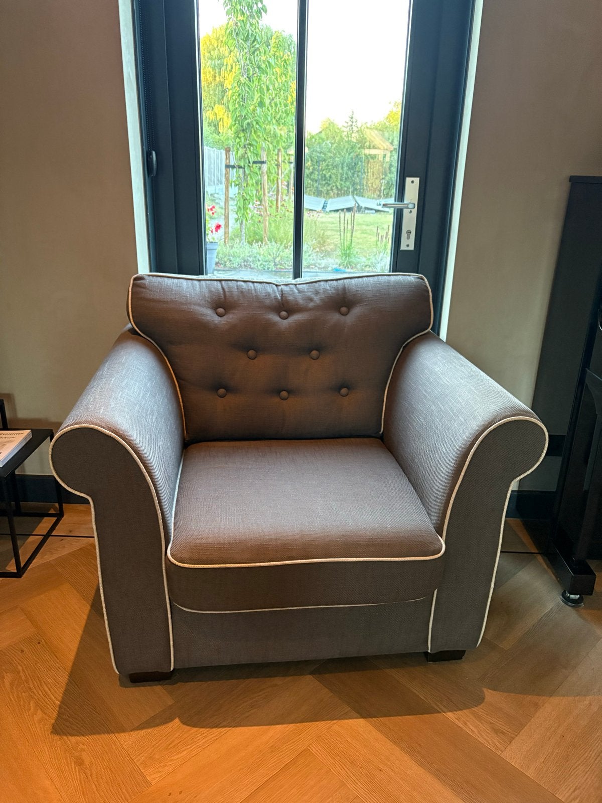 Comfortabele taupe fauteuil met crème biezen, Huis en Inrichting, Fauteuils, Ophalen, 75 tot 100 cm, Zo goed als nieuw, 100 tot 125 cm