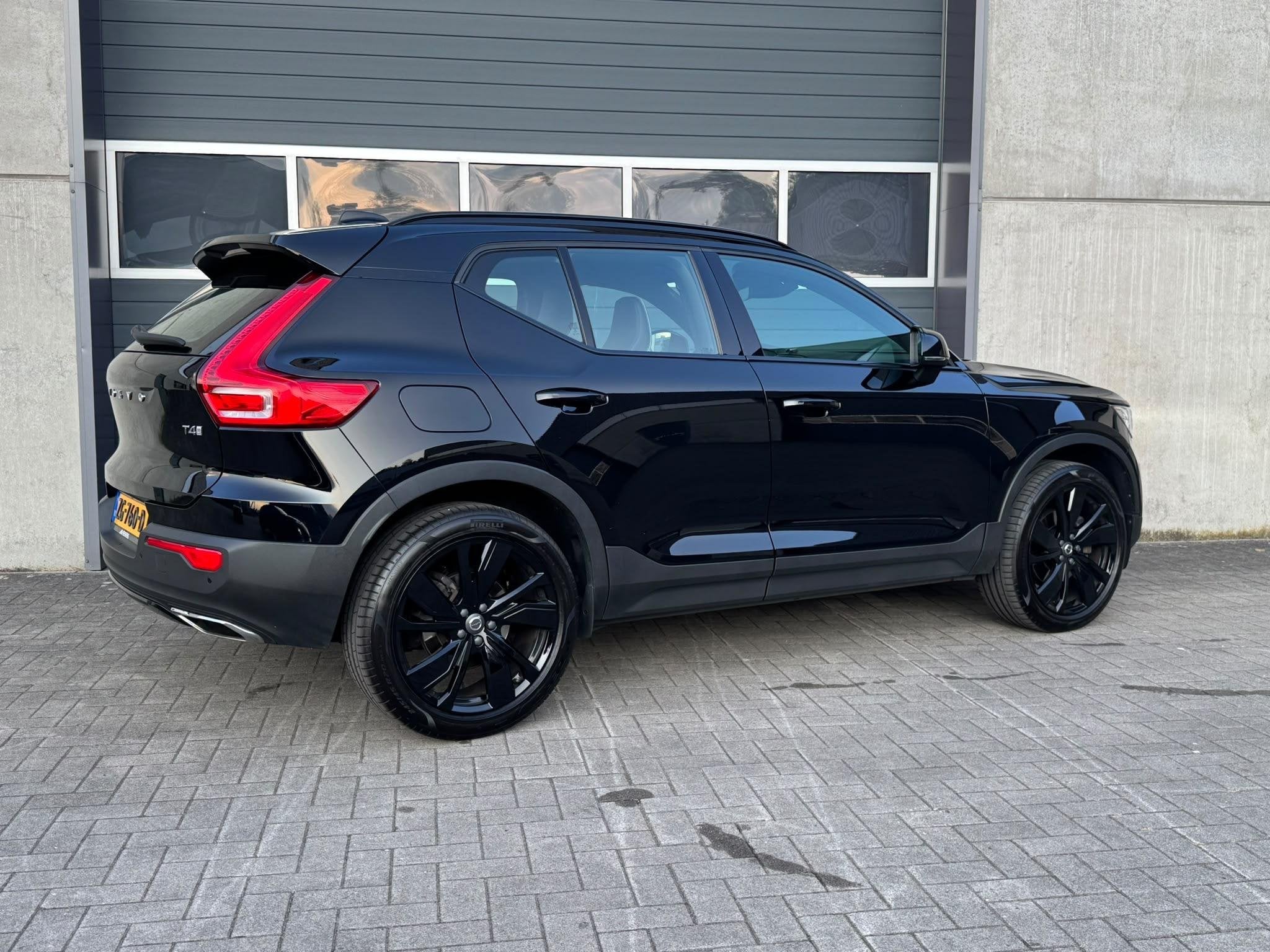Volvo XC40 2.0 T4 R-Design / Navigatie / Airco Automatisch /, 15 km/l, Euro 6, 1969 cc, Zwart